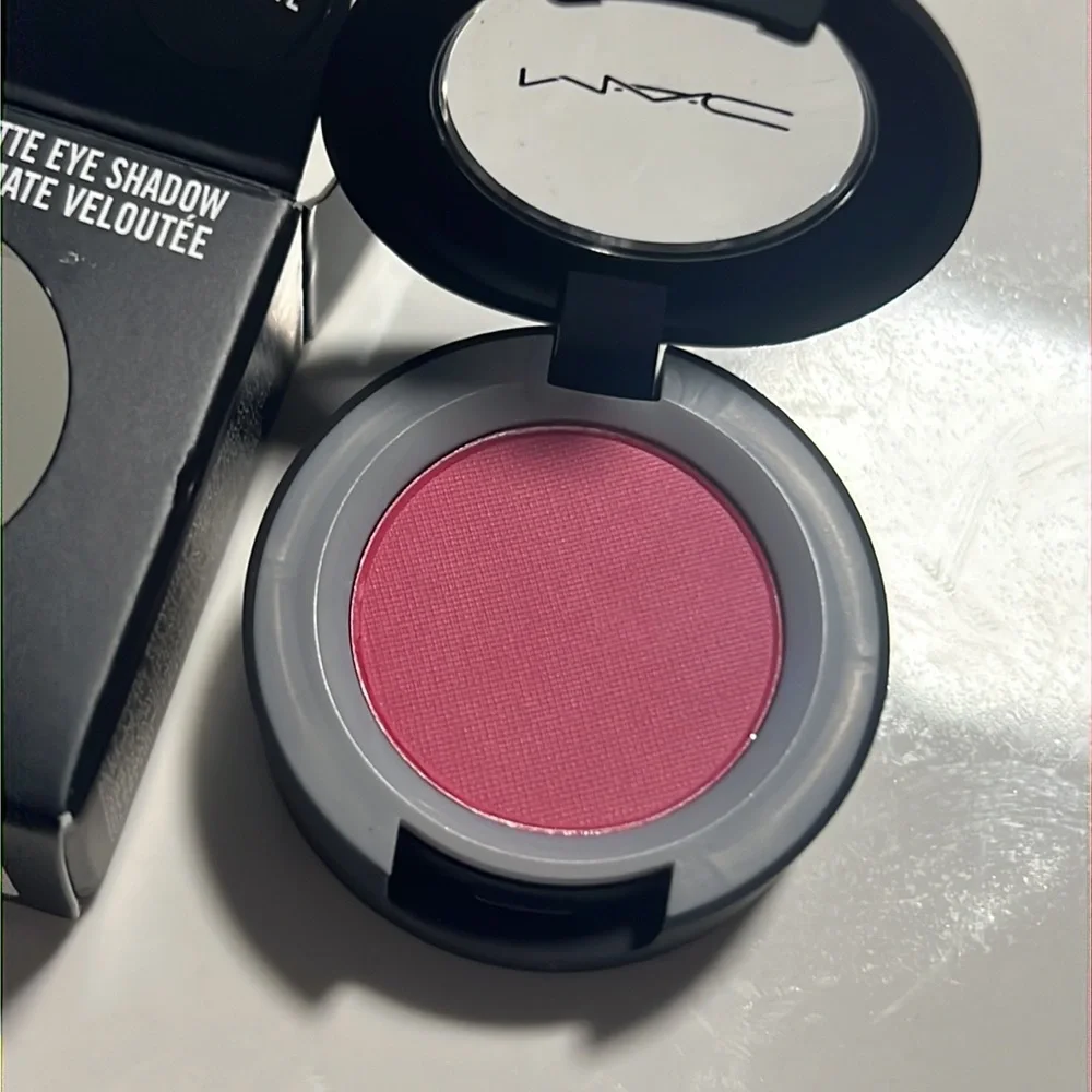 💕🌙Mac Fall In Love Powder Kiss Eyeshadow